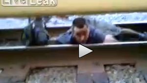 Candidat la premiile "Darwin"! VIDEO Cum își riscă un tânăr viața 