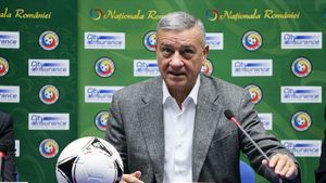 Sandu îl contrazice pe Dragomir: "Să nu mai vorbească în numele meu, plec de la FRF!"** Blestemul "Nașului": "Să vă ferească Domnul fără mine la UEFA"