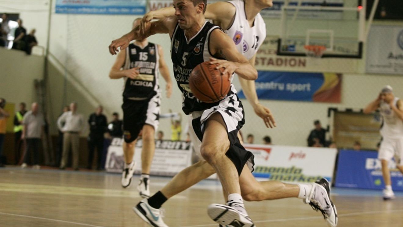 Se încinge lupta, cine bate azi e în finală!