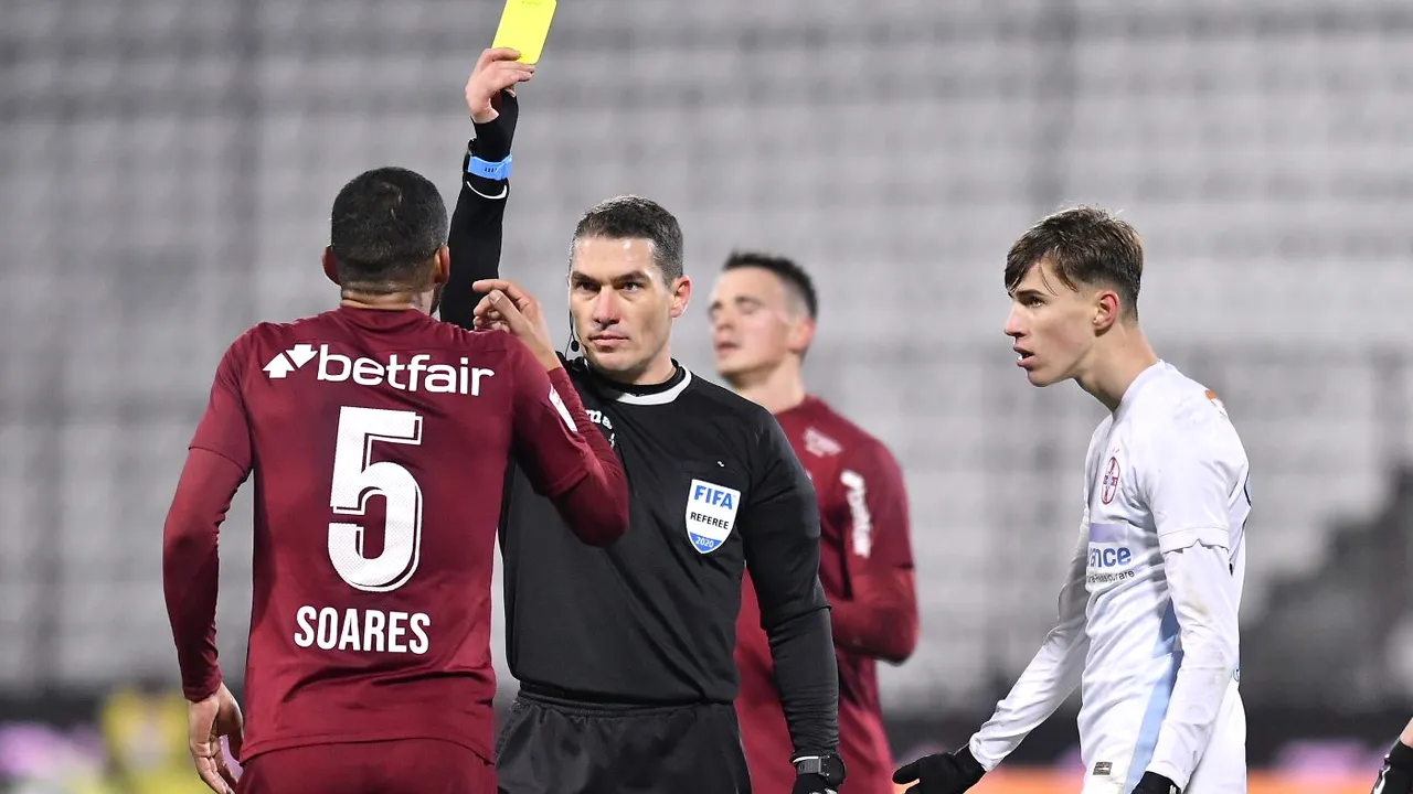 Ploaie de cartonașe galbene în prima repriză a partidei CFR Cluj - FCSB. Arbitrajul lui Istvan Kovacs a stârnit o mulțime de controverse