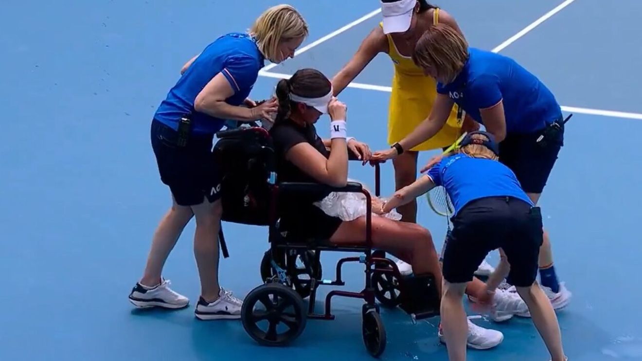 Momente dramatice la Australian Open! A fost scoasă de pe teren în scaun cu rotile, la 5-3 în setul decisiv. VIDEO 