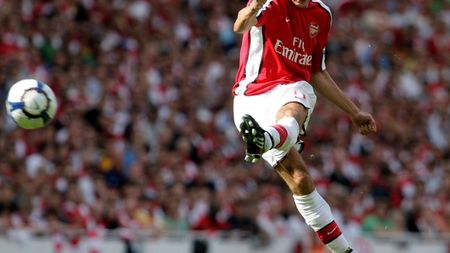 Wenger e mândru de atacantul său!** "Van Persie se aseamănă ca stil cu Van Basten!"