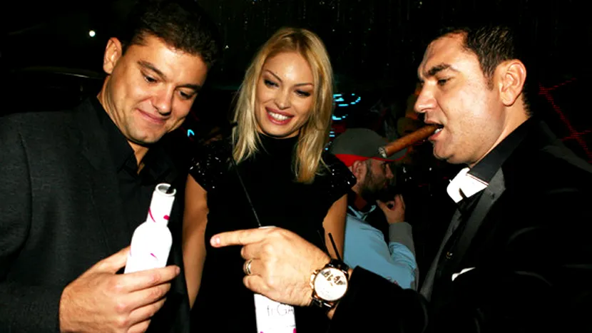 Imagini de colecţie: Cristi Borcea, vacanţă cu Valentina Pelinel şi Mihaela Borcea! Milionarul, masat ca un împărat FOTO
