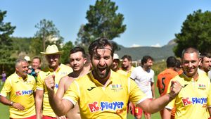 VIDEO | Din pasiune pentru fotbal, a luat naștere o competiție. ProSport vă prezintă povestea fotbaliștilor amatori care promovează România la nivel internațional. Cum arată o competiție El Clasico la nivel de începători și ce mari jucători au trecut pragul acestor cluburi