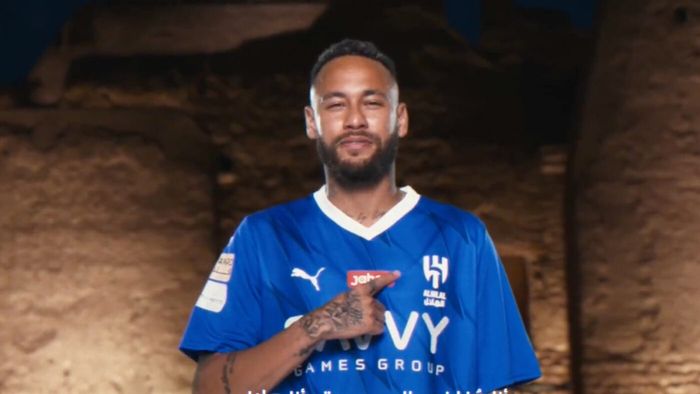 Superstarul Neymar Jr. e sufocat la propriu de fanii lui Al Hilal! Au dat năvală la aeroport, au venit în număr uriaș la prezentare și îl urmăresc peste tot prin oraș