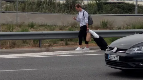A improvizat :) Un fotbalist al Barcelonei, surprins în timp ce mergea pe autostradă. Explicația pentru alegerea făcută