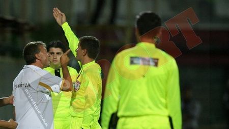 "Petrescu are o fobie pentru arbitri!** Va sta doar suspendat în Ligă dacă se comportă așa"