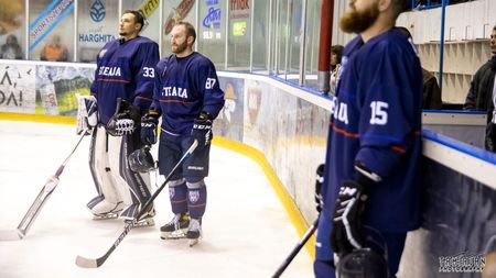 Ireal! Așa ceva nu s-a mai întâmplat vreodată în istoria clubului Armatei Române! Au făcut de rușine MApN: trei hocheiști de la Steaua au rămas pe gheață și au cântat imnul secuilor alături de cei din Miercurea Ciuc! | EXCLUSIV