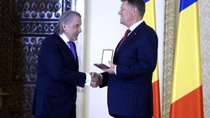 Klaus Iohannis, pus la zid de Ilie Năstase: "Să-mi retragă ordinul! Are șase case și nu e penal?!" + Atac asupra lui Băsescu: "A condus beat, cu mașina de poliție în față și cu SPP-ul în spate. Trebuia să-i dea 99 de ani"