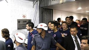 Bătuți de polițiști la pauză, în vestiar!** Sao Paulo a câștigat Copa Sudamericana cu scandal: jucătorii lui Tigre reclamă că au fost amenințați cu pistolul