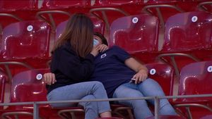 „Acțiune" și în tribune la turneul lui Ion Țiriac de la Madrid! Doi tineri s-au lăsat duși de val chiar în timpul meciului | FOTO