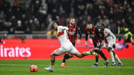 Imagini neverosimile! Pavlovic de la AC Milan a stricat gazonul de la punctul de 11 metri înainte ca Stanciu să rateze penalty-ul