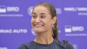 Dublă pentru Monica Niculescu la Poitiers: 230 de minute pentru titlurile de simplu și dublu. La 5 luni distanță, "Moni" a triumfat în aceeași țară, cu aceeași adversară, cu scor în oglindă!