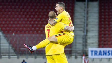 Revelion în vestiarul României, după marea victorie cu Austria! Denis Alibec a făcut spectacol după victoria de la Klagenfurt | VIDEO