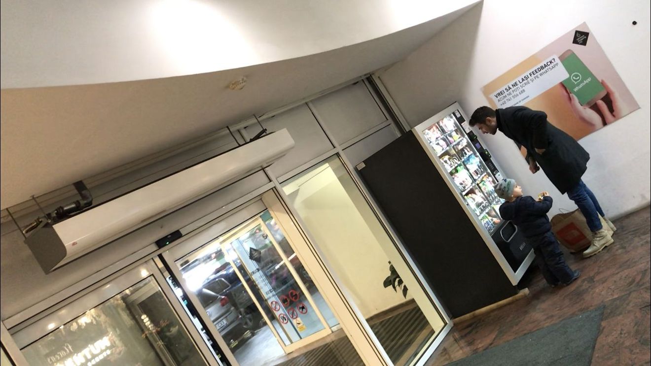 Adrian Mutu, un tată grijuliu! "Briliantul" și fiul său Tiago, la plimbare în mall | FOTO