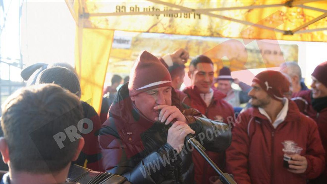 Moș "Vio" Niculae! Antrenorul Rapidului știe să întrețină atmosfera la echipă
