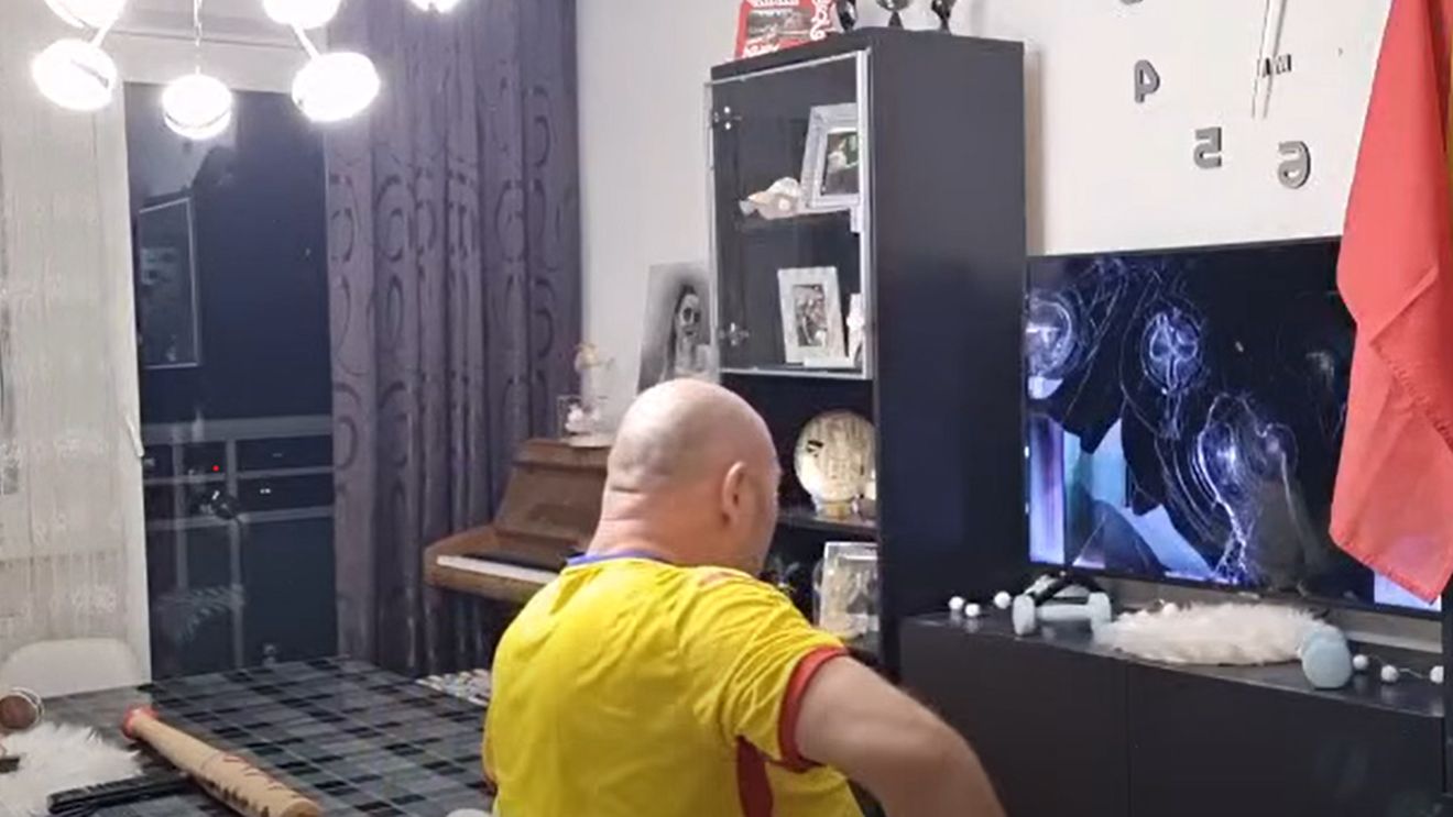 Un român a spart televizorul cu bâta în timpul meciului Bosnia – România: „Acum, să-i cumpere Dennis Man unul”