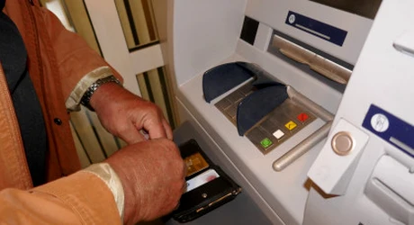 Limită la numerar. Anunț pentru cei care retrag cash de la ATM. Câți bani poți scoate de la bancomat