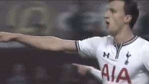 "Nu o să treceți niciodată de el!!" Fanii lui Tottenham i-au făcut melodie lui Chiricheș! Scandarea preluată de toată peluza. VIDEO