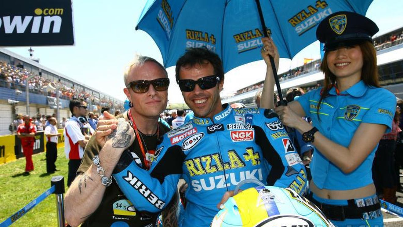 Solistul Prodigy, găsit mort la 49 de ani, era înnebunit după motociclete. Keith Flint a făcut o cursă nebună pentru a-l vedea câștigând pe Rossi, avea propria echipă, iar în 2009 făcea senzație pe grila de start alături de soția sa