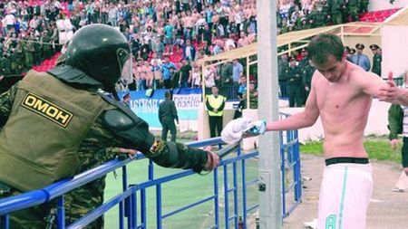 VIDEO A fost intenție sau nu?** Filmul incredibil în care se vede cum Lazovic a fost curentat de un polițist