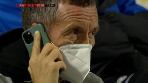 Mihai Stoica, explicație genială! Ce face cu telefonul la ureche pe banca FCSB: „Îmi place să ascult asta, e viața mea!”