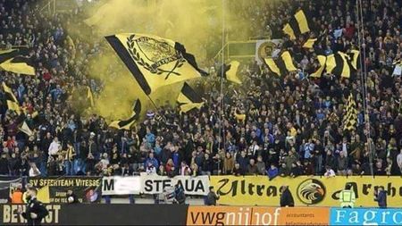 BREAKING NEWS | 34 de suporteri ai Petrolului, reținuți de poliție în Austria, amendați și expulzați după ce, la un filtru pentru imigranți, au fost găsite asupra lor materiale pirotehnice