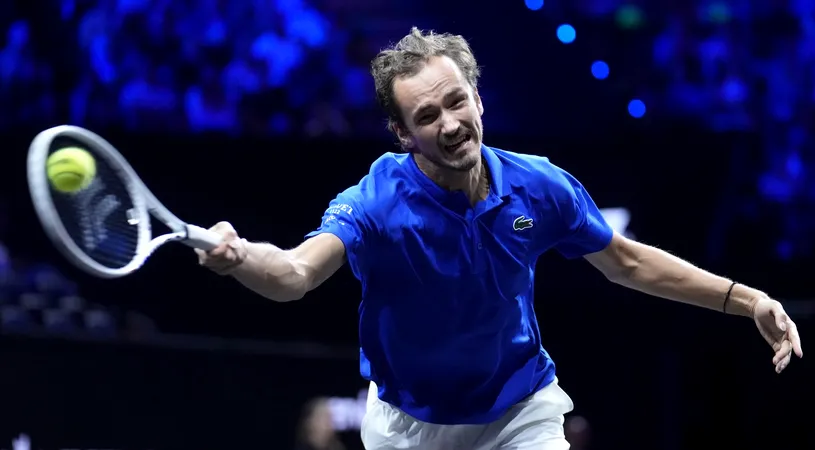 Scandalos! Rusul Daniil Medvedev a aruncat racheta spre public, în Laver Cup, iar adversarul a cerut descalificarea lui. Ce decizie a luat arbitrul