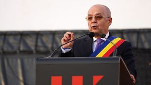 Emil Boc, primarul-suporter pentru U Cluj, în deplasarea din Armenia: „Să ne bucurăm! Destul trăim încrâncenați”. Povestea amuzantă cu stewardesa, din avion, și dezvăluiri despre Sabău și Radu Constantea. EXCLUSIV