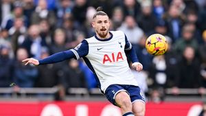 Englezii au rămas şocați de salariul lui Radu Drăguşin. Rivalul Van de Ven va face sigur scandal când va vedea suma, comparativ cu a lui