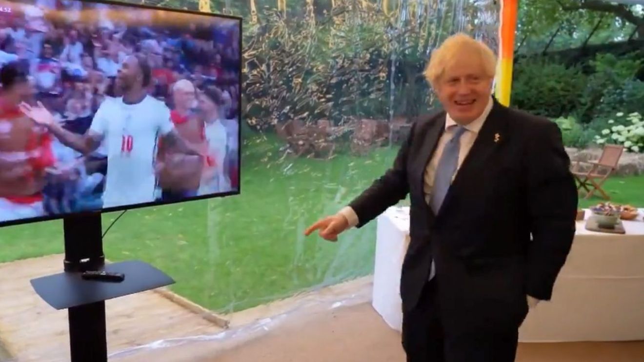 Premierul Boris Johnson a urmărit cu entuziasm Anglia - Germania! Cum a reacționat la golurile marcate de Sterling și Kane | VIDEO