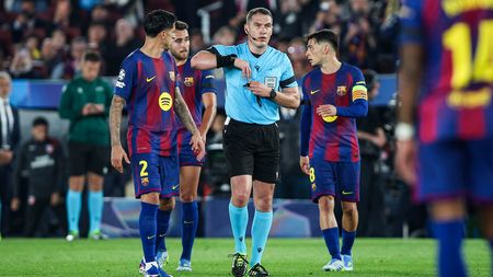 S-au năpustit asupra lui Kovacs după meci! Fotbaliștii Barcelonei l-au înconjurat pe român și Flick a intervenit de urgență!