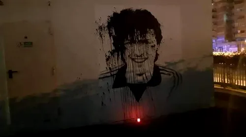 Gest macabru al ultrașilor care i-au declarat război lui Sorin Cîrțu. Mai multe lumânări au fost aprinse lângă pictura murală în care apare chipul fostului jucător al „Craiovei Maxima”| VIDEO & FOTO