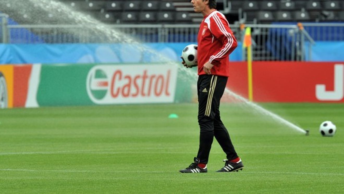 Low: "Victoria cu Olanda ne-a deschis porțile către sferturi!"** / Van Marwijk: "Nu am existat în apărare"