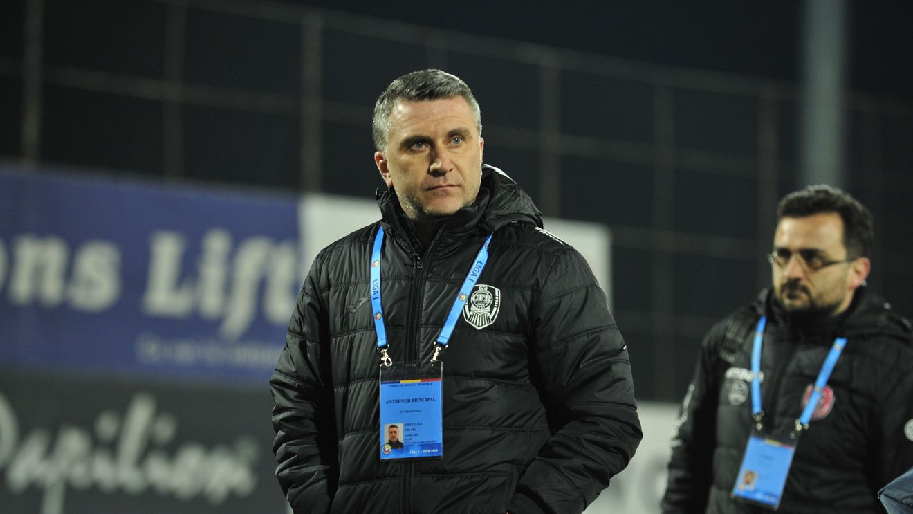 Minteuan, pus pe glume: "V-ați plictisit să mă vedeți tot pe mine, nu?" Antrenorul liderului nu crede că FCSB nu mai are șanse la titlu: "Vorbe aruncate să-i adoarmă pe alții"