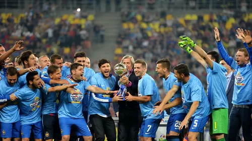 FOTO | Căpitanul Stelei, Alexandru Chipciu, a primit trofeul Cupei Ligii de la Ilie Năstase