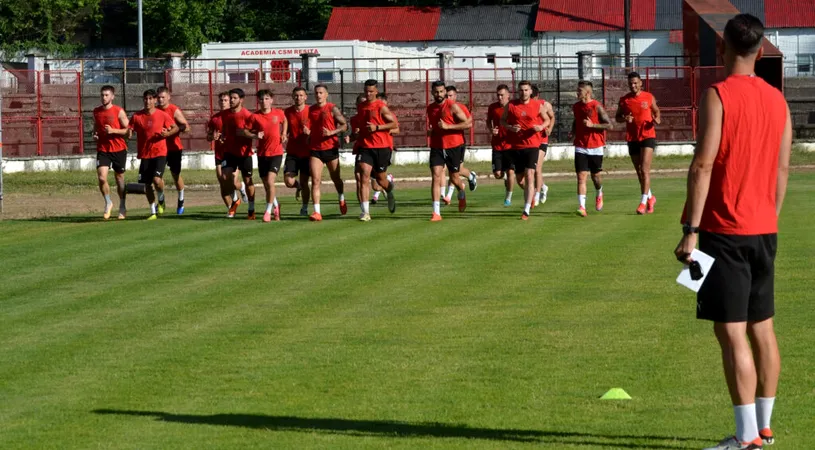 ACSM Reșița nu se aruncă să ofere salarii mari, a pierdut destui fotbaliști, însă Flavius Stoican are o țintă limpede pentru noul sezon: ”Vreau să intrăm în Liga 1!” Încă un jucător de la Dumbrăvița, între noutățile de la reunire