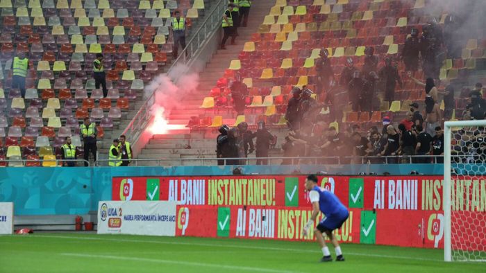 Amenzi record și dosare penale după incidentele din derby-ul Dinamo - CSA Steaua! Jandarmeria a aplicat un număr fabulos de sancțiuni
