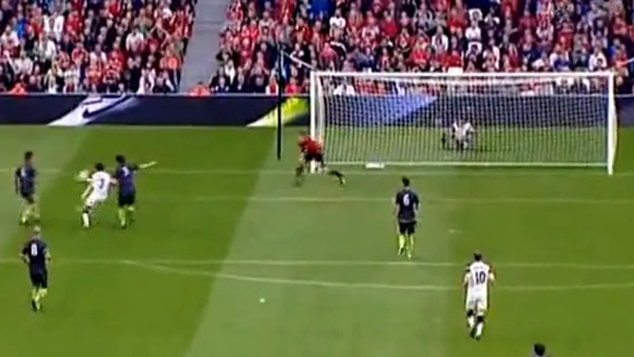 VIDEO **Michael Owen reușește un lob superb, Park-cel mai norocos gol din carieră