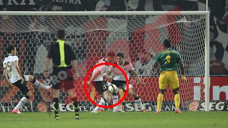 Arbitrul Balaci, al 12-lea jucător al lui Hizo! Astra - Vaslui 1-1!** Varga a egalat în minutul 94, dintr-un penalty inventat