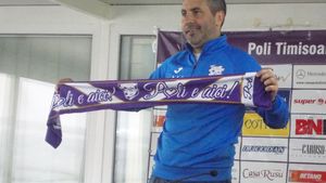Adrian Neaga a fugit cot la cot cu jucătorii la primul antrenament pe care l-a condus ca antrenor al lui ACS Poli. Fostul stelist e încrezător înaintea jocului cu Dinamo și i-a cerut sfaturi unui fost selecționer: "Îmi e ca un tată"