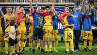 Nevasta fotbalistului din Generația de Aur l-a pus pe facebook: „Soțu’, înconjurat de fete!”