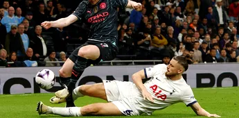 Radu Drăgușin a dat lovitura pentru prima oară după transferul la Tottenham! Managerul Ange Postecoglou a fost cucerit de prestația românului cu Manchester City: „Va fi important pentru noi! Arăta altfel sezonul cu el”