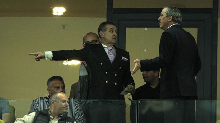 Becali îi avertizează pe fani la meciul cu CFR:** "Nu vă puneți cu el! E nebun, nu știe multe!" De ce se teme patronul Stelei