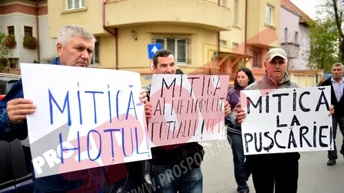 FOTO Proteste la sediul LPF, înainte de alegeri: „Mitică ai nenorocit fotbalul! OUT!”  Dragomir, contestat de suporteri