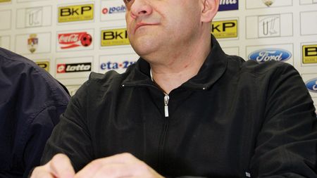 Balint, pus la zid!