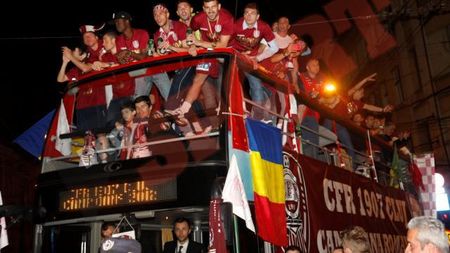GALERIE FOTO** CFR-iștii au sărbătorit titlul în centrul orașului! Noapte albă și vișinie
