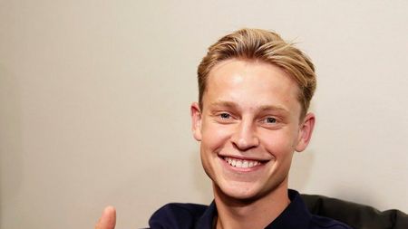 "Iluzia De Jong". Presa catalană a luat cu asalt venirea lui Frenckie De Jong la Barcelona. Primele cuvinte ale mijlocașul după ce a îmbrăcat tricoul blaugrana: "Acum, idolul meu va fi și partenerul meu"