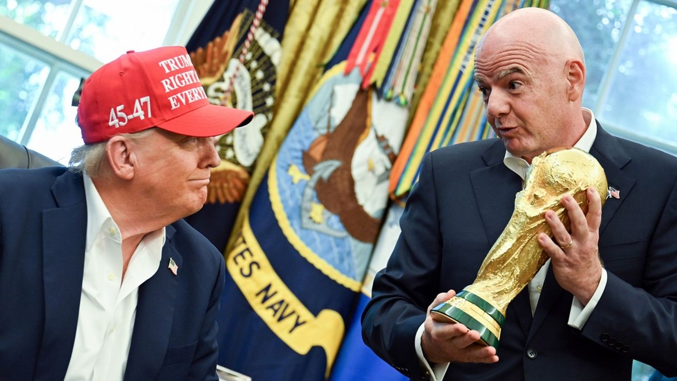 Așa ceva nu s-a mai văzut. Ce a făcut Donald Trump cu trofeul Cupei Mondiale, în fața președintelui FIFA!