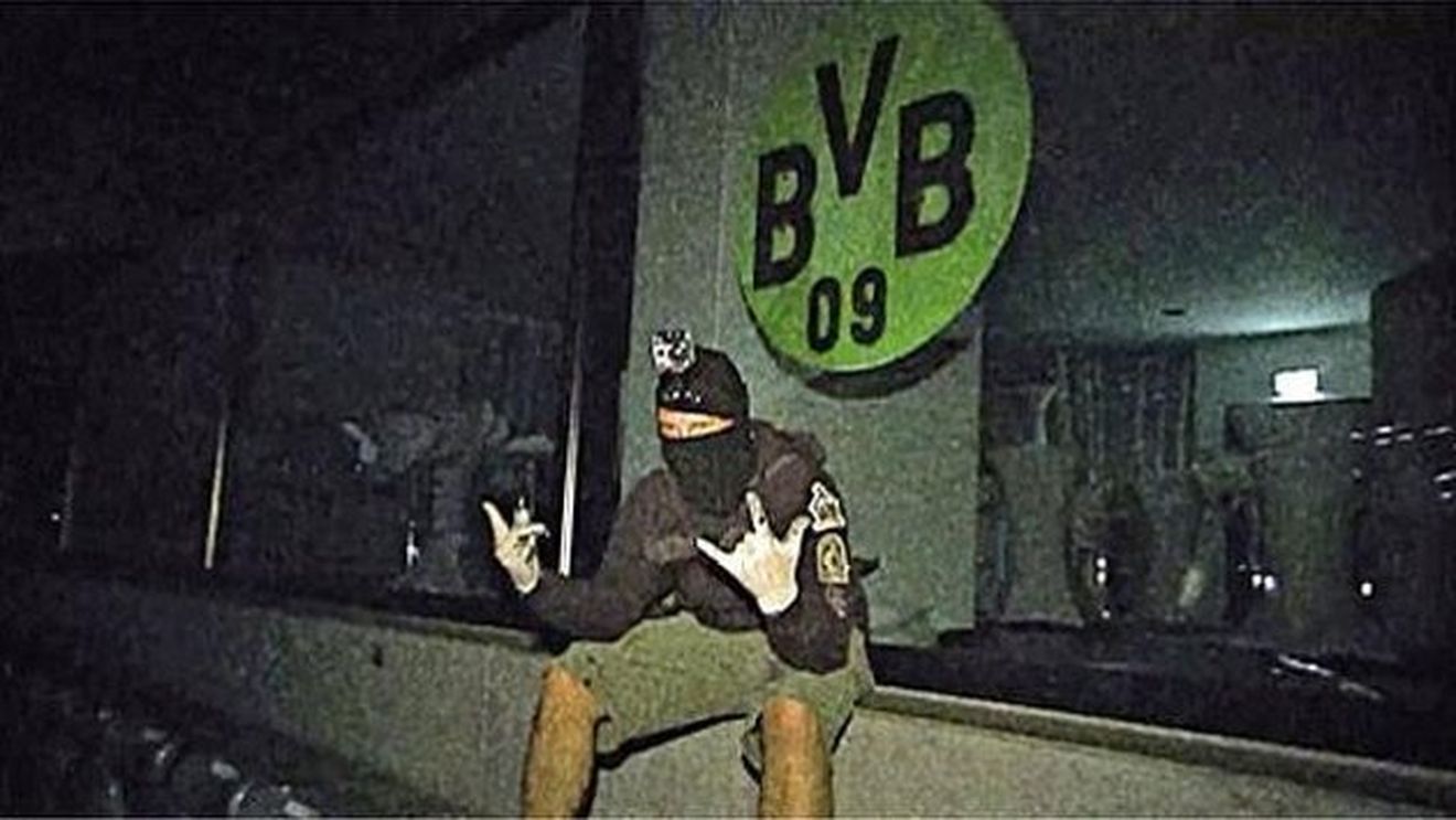 "Război" în Bundesliga!** VIDEO Fanii Borussiei au început "atacurile" înainte de meciul cu Bayern! Imaginile care îi UMILESC pe bavarezi